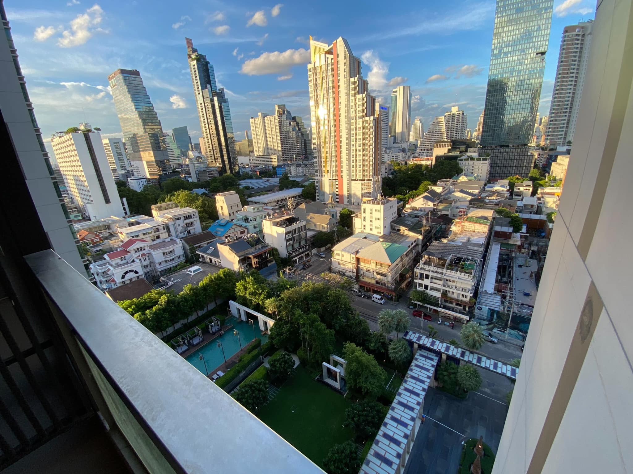 ดิ แอดเดรส สาทร