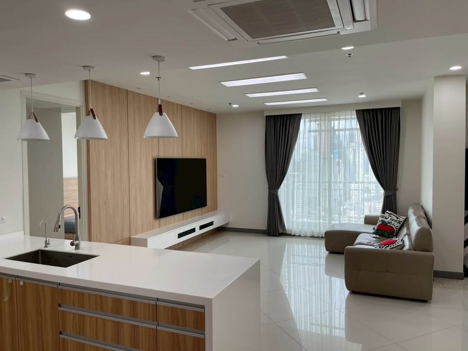 ดิ เอ็มไพร์ เพลส