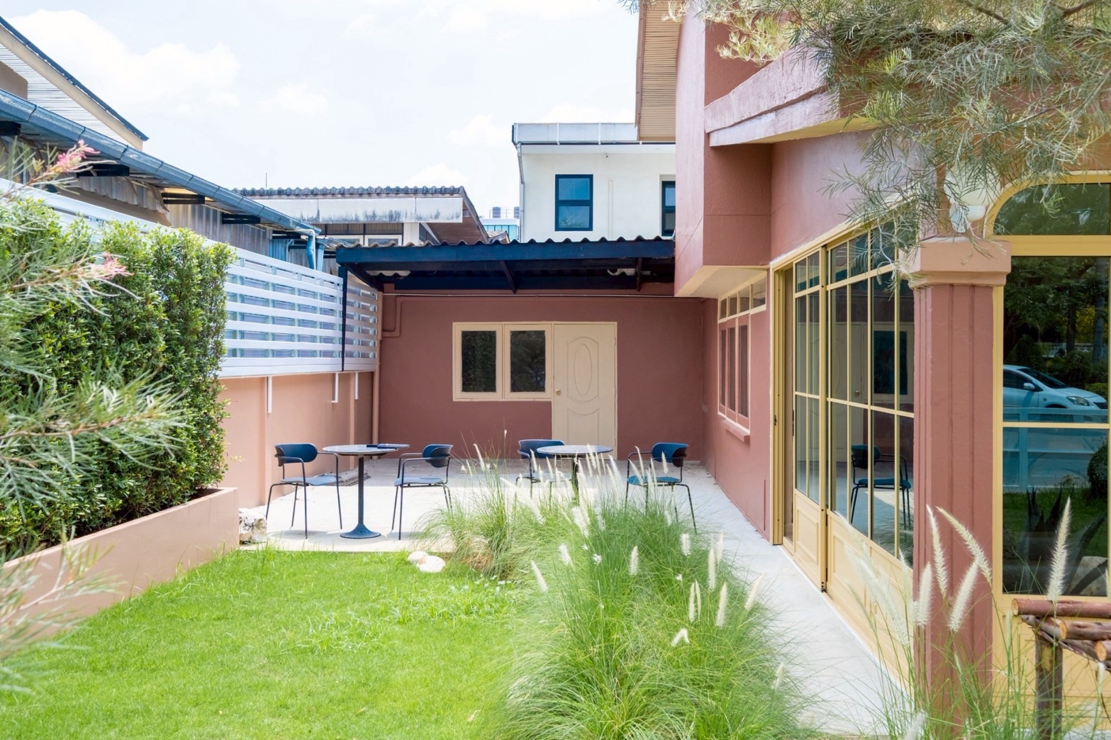 Commercial House for Restaurant & Cafe at Rama 9