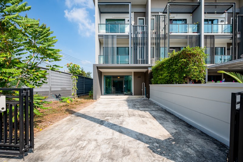 TOWN AVENUE MERGE